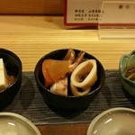 Saketakenawa Daidai - 最初の付きだしは3セット(600円)
                        ジュンサイ、イカ大根、マグロ酒盗と豆腐