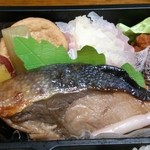 たごさく - 「ぼたん弁当」（税込1,080円）の焼き魚など