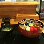 Izakaya Miyabi - 日替わり定食、おかずの下はご飯の器です