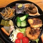 Izakaya Miyabi - この日は、上から時計回りに、鮪漬けと鯵の造り、鶏肝煮つけ、平目フライ、サーモンフライ、野菜サラダ、南瓜、筍等の炊き合わせ、金平ごぼう、中央は、胡瓜の浅漬け