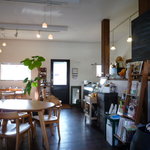 Cafe Chiacchiera - 思い思いの席に座れる店内