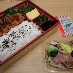 とんかつ まい泉 - ロースかつ弁当 ※サラダは別店舗の商品です。