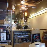 FRESCO COFFEE ROASTERS - 店内　機械もたくさんでややごちゃごちゃですが清潔な感じ