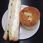 Asanebou no Bäckerei - たまごサンド210円とたまご入りカレーパン160円