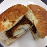 Asanebou no Bäckerei - たまご入りカレーパンをオープン！黄身が白い♪