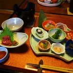 はるみや旅館 - 夕食の前菜と馬刺し