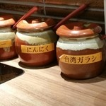 なな屋 - 台湾辛子はパッと見ラー油、良く混ぜて辛子も入れてね♪　にんにくは刻みにんにく♪　カレーはパウダーだよ、少しで魚介だしと混ざって蕎麦屋のカレー風♪