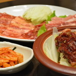 Yakiniku Korean cold noodles Yamanaka Ya Tagajo Ten - いちおし盛、壺ハラミ、キムチ