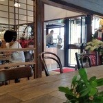 カキノキテラス - 店内のカウンター席の様子