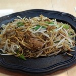 Sofuren Iizuka Ten - 焼きそばの麺がパリパリと焦げてるのです。