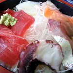 Chiyoda Zushi - 三鷹山中通り千代田寿司ランチタイムサービスおまかせ丼650円(一日限定10食)サラダ・味噌汁付近景