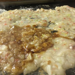 Okonomiyaki Daruma - 塩もんじゃ焼にソースを一部分かけて食べ比べ。