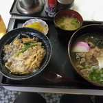 Ume Yoshi - 左が引き分け丼、右がホームランうどん