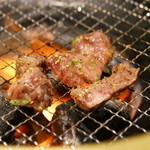 珍味苑 - 2015.9 和牛上ハラミを炭火で焼きます