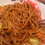 三丁目 - 麺は太麺で食べ応え十分です。