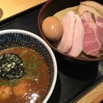 麺屋一燈 - チャーシュー濃厚魚介つけ麺1100円、味玉100円
      
      マラソンのご褒美 平日休みというわけで一燈へ。10:08でノーゲス。拍子抜け。11:00開店なんですが、開店時には25人ぐらいになってました。
      
      また近隣につけ麺一燈(伊勢海老や煮干のつけ麺)、煮干そば一燈もオープンで、燈郎と本店合わせて、新小岩に4軒もできました。すごい！
      
      つけ麺はいつもながらの安定感で魚介 鶏の濃厚つけダレと全粒粉の入った