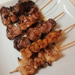 Yakitori Dojo - （上から）鶏レバー、豚レバー、はつ、鶏皮、軟骨