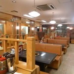 食道園 - 店内　テーブル席