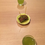 Chacha Ya Nanzan En Verusauoku Nishio Ten - 注文後、冷茶とお茶うけの抹茶どらやきをいただきました