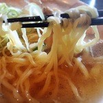 青竹手打ちラーメン 大和 - 二つの食感が味わえる極上の麺。