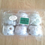 Daifuku no Mise Sugizaki Kashiten - 2015/11　ショーケースの中の大福をご店主がパックに詰めてくれます