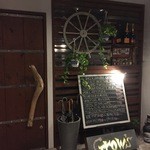 Smoke & Spice GROW’s - 目指すお店に向かうも時間が早く待ち時間発生。どうしよっか？と向かいにバー！！？？