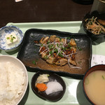 Rokumi Zenshoku - ラー油と食べる炙り鶏モモ定食