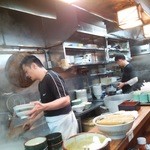 カレーうどん 鯱乃家 - 店内　手前で麺を湯掻き､奥でカレールーを調理