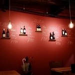 Craft Beer&Wine U-! - 店内壁にワインディスプレイ