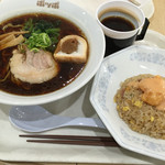 Poppo Hanamaki Ten - ポッポ 花巻店さん
                      醤油ラーメンのBセット〜真っ黒な甘めのスープ。エビマヨチャーハンとドリンクが付きます。