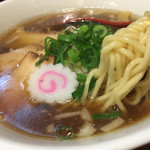 煮干麺 新橋 月と鼈 - 画像のとおりちょっと油は多い。煮干しそば、香りはしますが、もうちょっと味には深みがあった方が好み…濃厚は濃い〜と書いてたが。。。やっぱりつけ麺か