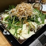 Chiritori Dining Sakamoto - ちりとり鍋のスープは辛すぎず、入っているテッチャンもとても新鮮でした。