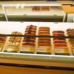 L'eclair de Genie Osaka Takashimaya Ten - ショーケースに並ぶエクレア②