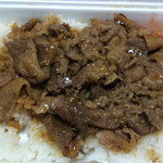 DELI Nishinariku Ten - 焼肉弁当 590円
                        肉が盛り上げて入っていて 食べてみると 思ったより肉が多くて 牛丼並の倍くらいの体感があって 食べ応えがあり 炭火焼の香ばしい香りと味でとってもおいしかったです