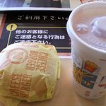 マクドナルド - チーズバーガーと紅茶