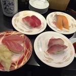 Ganso Sushi Kichijoji Sanrodo Ten - 160124まぐろ、サーモン、はまち各100円、サービスとろ90円