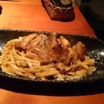 Izakaya Maeru - 牛すじのデミソースパスタ(980円)