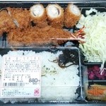 新宿さぼてん - 「４月」ごちそう弁当　880円（税込950円）　チーズ豚肉巻きかつ、ヒレかつ、エビフライ