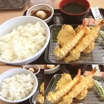 天丼・天ぷら本舗 さん天 - 海老と鶏の天ぷら定食なぅ
あつあつまいうー
でもちょいと脂ギッシュ