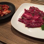 Yakiniku Doraku - 鶏モモ肉焼き（左）とハラミ（右）