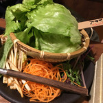 Shabu Shabu On Yasai Senta Kitaten - 食べ放題のコースにはたっぷり野菜もご用意（レタス、水菜、人参、白菜など）