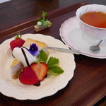 ガーデンカフェかものはし - 野菜ポトフのセットドリンク（紅茶）と＋200円のデザート東区産むらさき芋のベイクドチーズケーキ