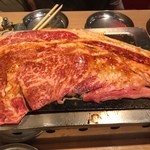 大阪焼肉・ホルモン ふたご - はみ出るカルビ