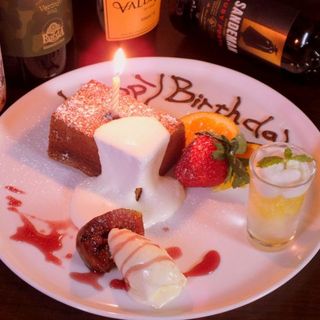 Free dessert plate for surprises such as birthdays and anniversaries