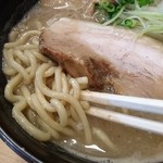 葵 aoi - 極太麺。プロレスのリングにはレスラーが似合うように濃厚スープには極太麺が似合う。