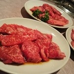 焼肉牛若丸 - 奥のパセリ付きが和牛カルビ¥980!病みつきの美味しさ！手前はファミリーカルビ￥780!また食べたい！