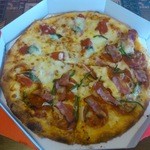 PizzaHut Isehara Ten - マルゲリータ&デラックスのハーフ＆ハーフ(Mサイズ)です。(2016年5月)