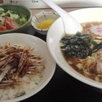 Hoeiken - ラーメンとネギライスセット（700円）