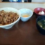 すき家 - 牛丼中盛たまごセット（570円）