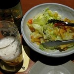 Kuimono Ya Wan Toyosu Ihi Biru - お通しのサラダとぬる過ぎて泡ばかり立ってしまう瓶ビール。